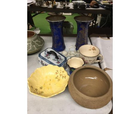 A QUANTITY OF CERAMIC ITEMS TO INCLUDE A PAIR OF COBALT BLUE VASES WITH ORIENTAL PATTERN, A LARGE VINTAGE TEACUP, BOWLS, CRUE