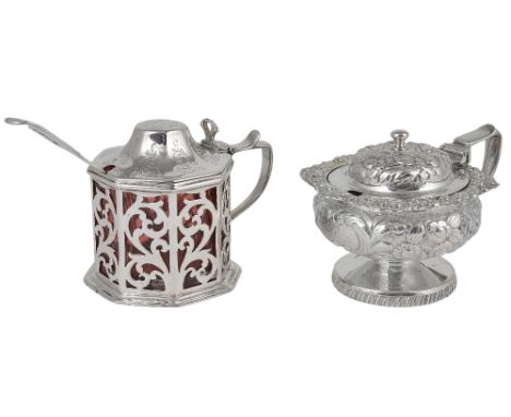 A GEORGE IV SILVER MUSTARD POT, ABSTINANDO KING, LONDON, 1823 compressed circular on short pedestal foot, bun finial, chased 