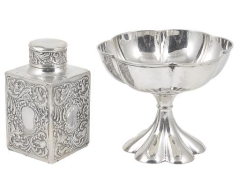 AN EDWARDIAN SILVER TEA CADDY, GOLDSMITHS & SILVERSMITHS CO. LTD., LONDON, 1902 square, covered in scroll foliage surrounding