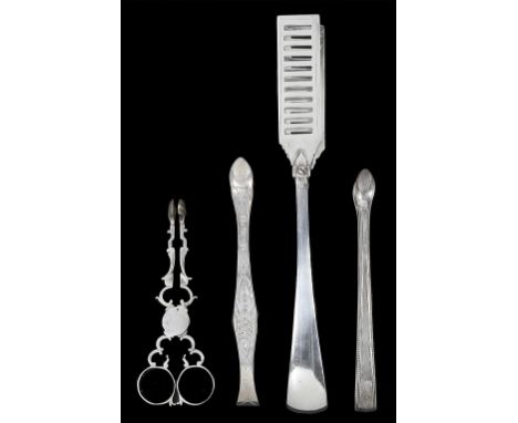 A PAIR OF GEORGIAN SILVER TEA TONGS OR SUGAR NIPS, POSSIBLY HENRY PLUMPTON, CIRCA 1760 circular hinge, shell terminals and sc