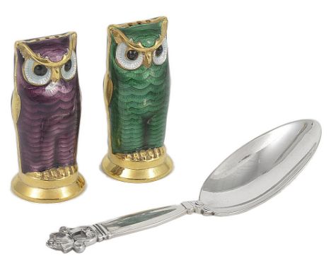 A PAIR OF NORWEGIAN SILVER-GILT AND ENAMEL NOVELTY PEPPERETTES, DAVID-ANDERSEN, OSLO, SECOND HALF 20TH CENTURY of owl form, o