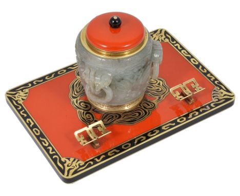 A GOLD, ENAMEL AND JADE INKSTAND, PROBABLY FRENCH, CIRCA 1925, RETAILED BY BLACK, STARR & FROST, NEW YORK oblong base, champl