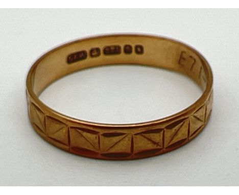 A vintage 9ct gold wedding band with square pattern throughout. Full hallmarks to inside of band. Ring size N. Total weight a