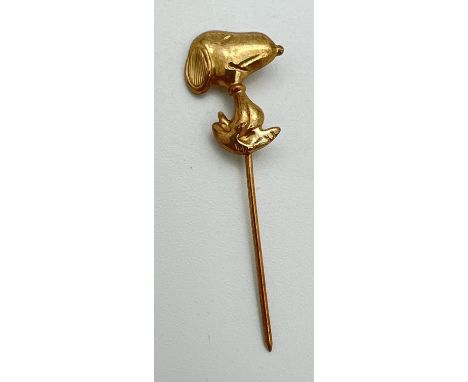 A 9ct gold Snoopy stick pin brooch. Gold marks to back of pin, approx. 4.25cm long. Total weight approx. 0.6g. 