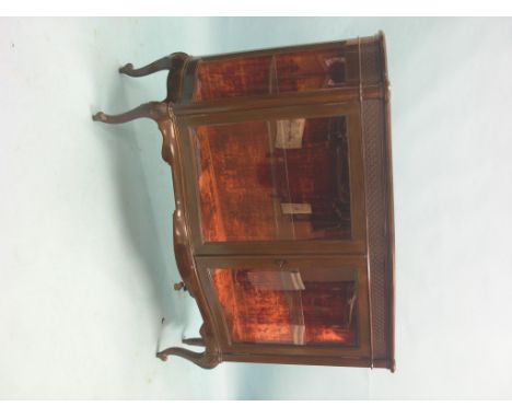 An early 20th century Maple & Co. mahogany display cabinet, serpentine-fronted with single plate glass shelf and velvet linin