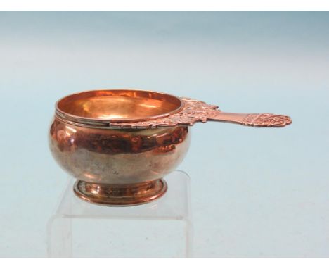 A Reid & Sons silver bowl, based on a Russian kovsh, short handle cast with flowers and leaf-scrolls, London 1921, approx. 9o