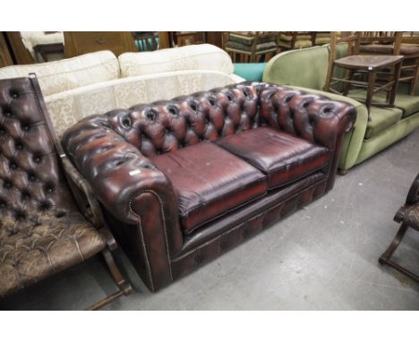 A MODERN BROWN LEATHER TWO SEATER CHESTERFIELD SOFA (WORN) 