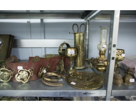 A BRASS CHESTNUT ROASTING LIDDED PAN, WITH LONG BRASS HANDLE AND MISC BRASS ORNAMENTS AND HORSE BRASSES AND A BRASS ELECTRIC 