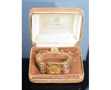 A King Edward VII Gold Sovereign 1905 in a 9ct gold gate link bracelet mount with 'padlock' clasp, 25.8g and presented in an 