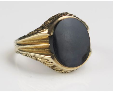 A Gent's 9ct Gold and Onyx Signet Ring, size R.5, 5g 