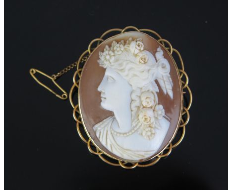 A 15ct Gold Mounted Shell Cameo Brooch decorated with the bust of a lady in profile, with safety chain, 17.5g gross 