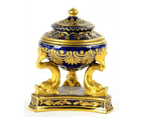 A SAMSON COBALT GROUND AND GILT DOLPHIN TRIPOD POT POURRI VASE AND COVER, 12CM H, RED PAINTED SPURIOUS DERBY MARK, EARLY 20TH