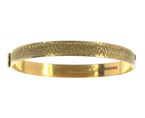 A 9CT GOLD BANGLE, 14.6G 