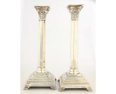 A PAIR OF ELIZABETH II SILVER COLUMNAR CANDLESTICKS, ON STEPPED SQUARE BASE AND BRACKET FEET, NOZZLES, 28CM H, LONDON 1959, 1
