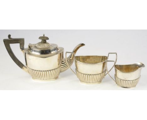 AN EDWARD VII SILVER BACHELOR'S TEA SERVICE, TEAPOT 13.5CM H, CHESTER 1904, 12OZS 15DWTS 