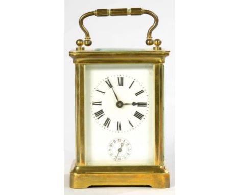 A FRENCH BRASS CARRIAGE CLOCK WITH ENAMEL DIAL AND SUBSIDIARY ALARM DIAL, ORIGINAL PLATFORM LEVER ESCAPEMENT, IN CORNICHE CAS