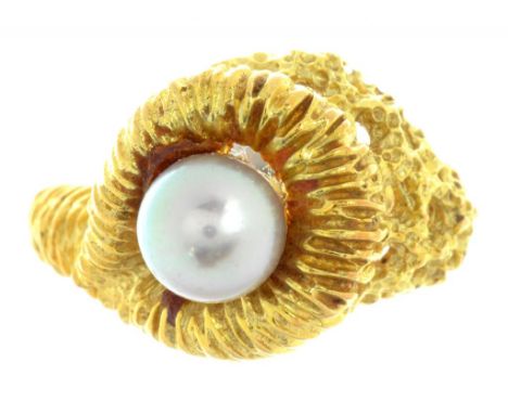 A CULTURED PEARL AND GOLD DRESS RING, OF PIERCED ABSTRACT DESIGN, MARKED K18, 9.8G 