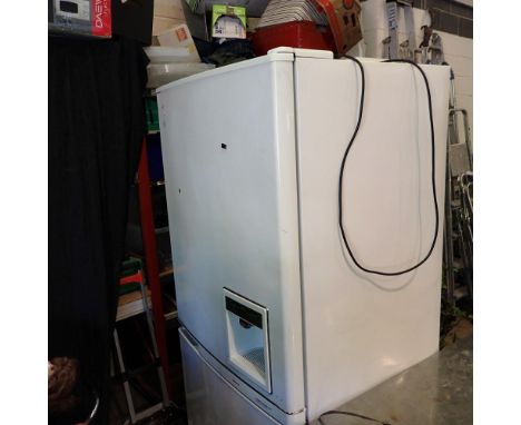Samsung Cool Tech Plus American style fridge freezer with water dispenser, 70 x 80 x 176 cm H. Untested. Not available for in