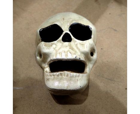 Cast iron skull bottle opener, H: 10 cm. UK P&amp;P Group 1 (£16+VAT for the first lot and £2+VAT for subsequent lots)