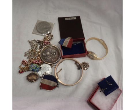Mixed jewellery including silver. UK P&amp;P Group 1 (£16+VAT for the first lot and £2+VAT for subsequent lots) 