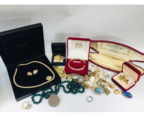 A selection of various items of costume jewellery and watches, including several gold plated brooches, 5 x watches and a gold