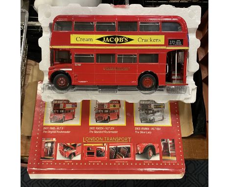 124 SCALE ROUTEMASTER BUS WITH BOX