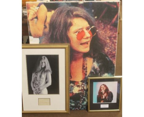A FRAMED BLACK AND WHITE PHOTOGRAPH OF JANIS JOPLIN WITH SEPARATE SIGNATURE BELOW, WITH CERTIFICATE OF AUTHENTICITY ON BACK O