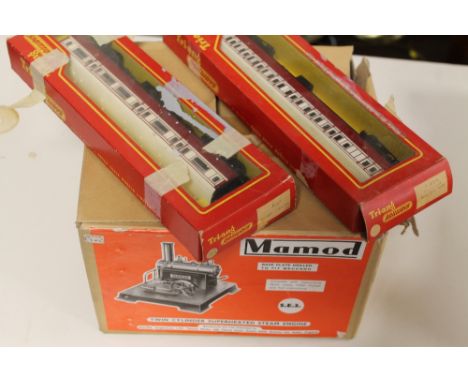 A BOXED MAMOD SE3 STATIONARY STEAM ENGINE, together with two boxed Triang '00' gauge railway carriages