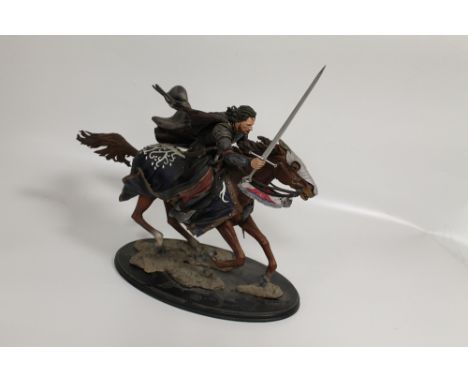 A BOXED SLIDESHOW WETA COLLECTIBLES LORD OF THE RINGS RETURN OF THE KING "ARAGORN AT THE BLACK GATES" POLYSTONE STATUE