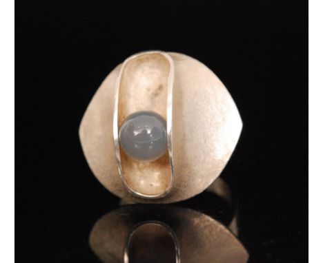 Matti J Hyvarinene - A Finnish Sterling silver and chalcedony ring, the ovoid head with central channel inset with an articul
