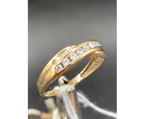 A 9ct STONE CZ RING SET IN 9ct, SIZE 'R'