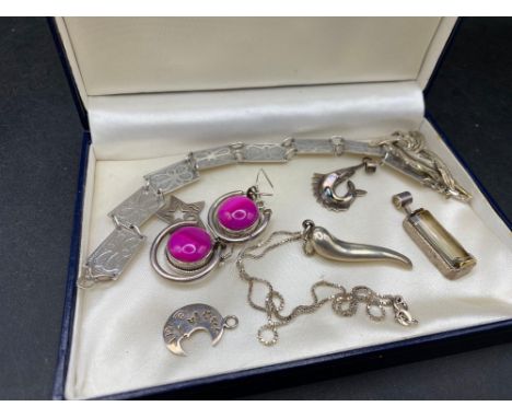 BOX OF VINTAGE SILVER EARRINGS, PENDANTS, BROOCH &amp; BRACELET