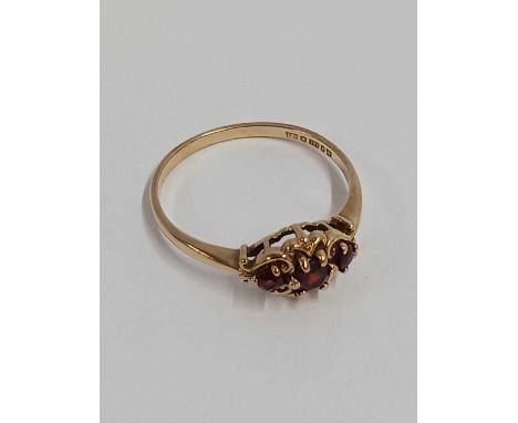 A 3 STONE GARNET RING IN 9ct ATTRACTIVE MOUNT, SIZE 'L'