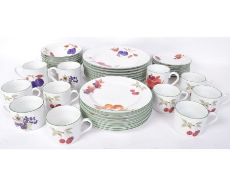 Royal Worcester - Evesham - A collection of vintage 20th century Royal Worcester Evesham bone china tea and dinner service it