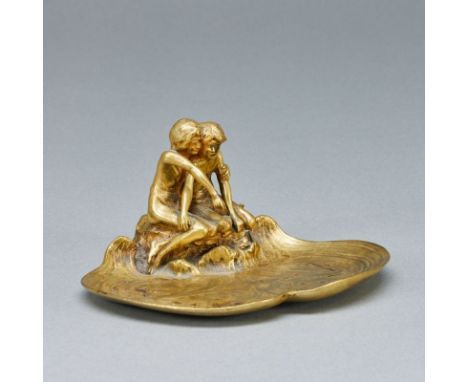 Jugendstil Schaleum 1900. Bronze, sign. H. Babka. 13,8 x 12,2 x 7,3 cm. Rückseitiger Prägestempel: Geschützt 6254. Spuren v. 