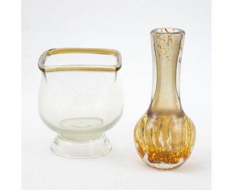 1 Fußschale und 1 Vase Karl Wiedemann (1905-1992) - WMF IkoraFarbloses, leicht blasiges Glas. Rand leicht bräunlich eingefarb