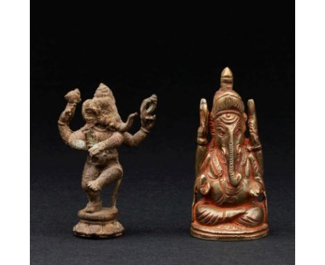 Zwei Figuren des GaneshaIndien. Tanzender Ganesha. Bronze. H. 6,5 cm. Alterspatina / Altersspuren, Korrosionsspuren. Meditier