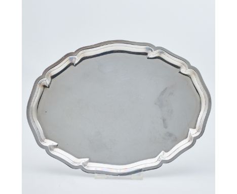 Tablett im Chippendale StilWilkens/Bremen. 800er Silber. Punzen: Herst.-Marke, 800, Halbmond/Krone. 1 x 23,5 x 17,5 cm. Gew.: