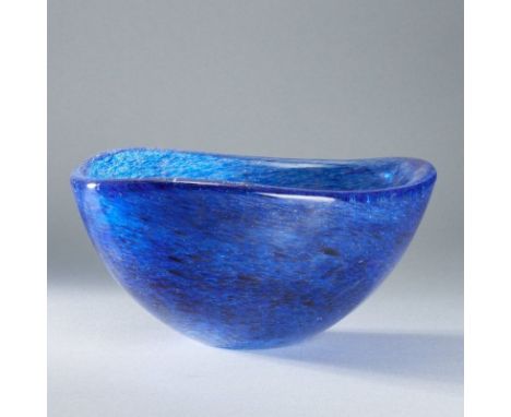 SchaleOrrefors 1950-1960er Jahre. Dickwandiges, farbloses Glas mit blauen und roten Pulvereinschmelzungen. Kleine eingestoche