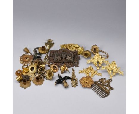Konvolut Messingbeschläge u. Applikationen19. u. 20. Jahrhundert. Messing, Bronze. Verschiedene figürliche und floral gestalt