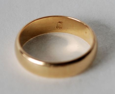 GOLD WEDDING RING, stamped K18, size R, 5.9g