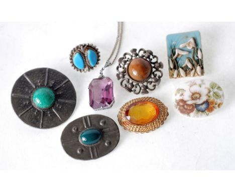 TWO CERAMIC AND PEWTER BROOCHES, A CERAMIC SNOWDROP PANEL BROOCH, THREE OTHER BROOCHES, A PURPLE PASTE SET NECKLACE AND A RIN