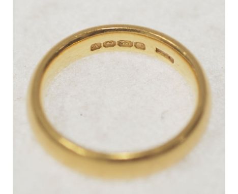 22CT GOLD WEDDING RING, size K, Birmingham 1945, 6.5g