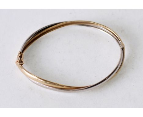 9CT BI-COLOURED GOLD TWISTED HINGE OPENING BANGLE, stamped 375, 7.5g