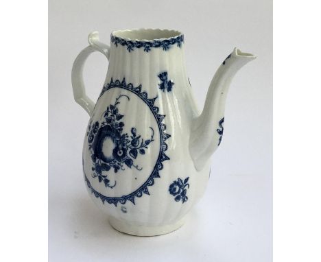 A Caughley porcelain coffee pot, blue and white 'sliced apple' pattern, 18cmH 