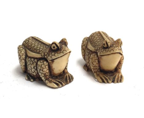 A pair of resin netsuke toad figurines, each 2.5cmH 