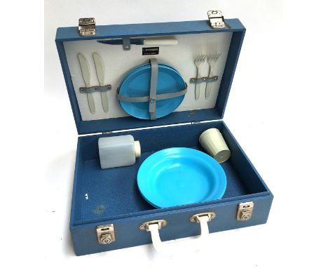 A Sirram picnic hamper 