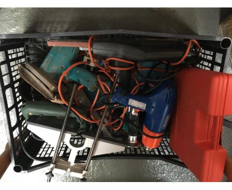 A mixed lot of tools, to include Black &amp; Decker sander, Bosch corded jig-saw, heatgun etc 