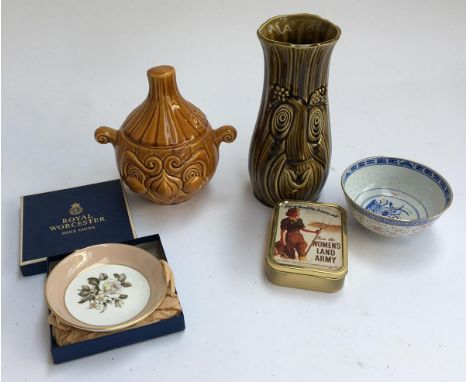 A mixed lot to include a Chinese blue and white translucent ware rice grain bowl; a Sadler Celery and Onion jar; a boxed Roya