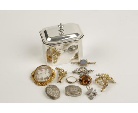 A YELLOW GOLD IRIS BROOCH, modelled with  cultured pearls overall, stamped 18K, c. 5.7cm long, a diamond and pearl yellow met